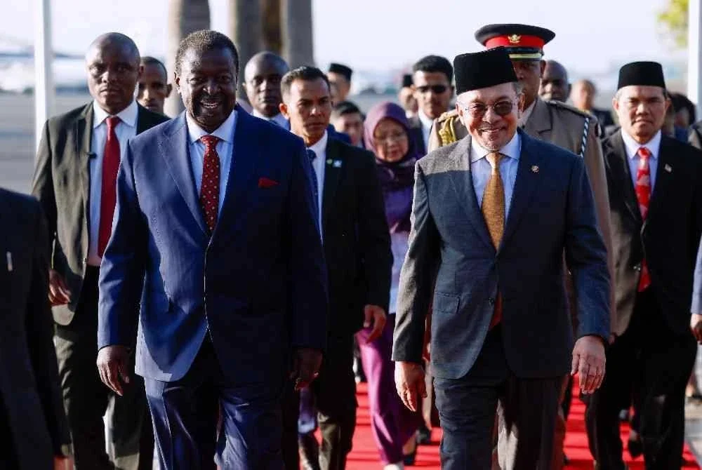Anwar disambut oleh Setiausaha Kabinet Kenya, Musalia Mudavadi sebaik tiba di Nairobi untuk memulakan lawatan kerja rasminya ke negara itu. Foto Bernama