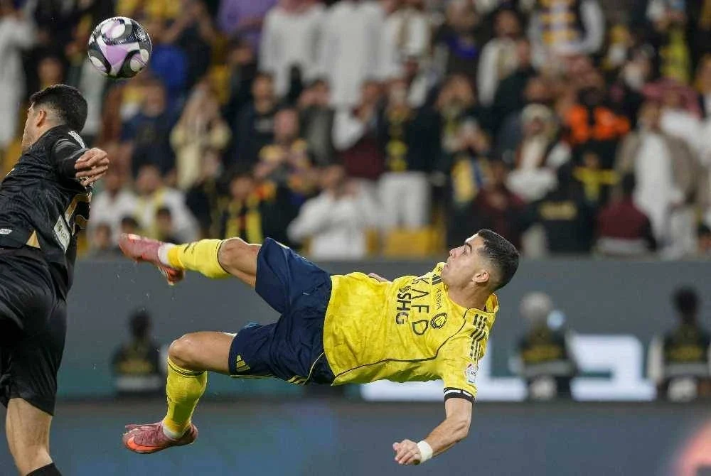Ronaldo meledak gol melalui sepakan gunting ketika aksi Al-Nassr menentang Al-Khaleej pada Isnin. Foto AFP