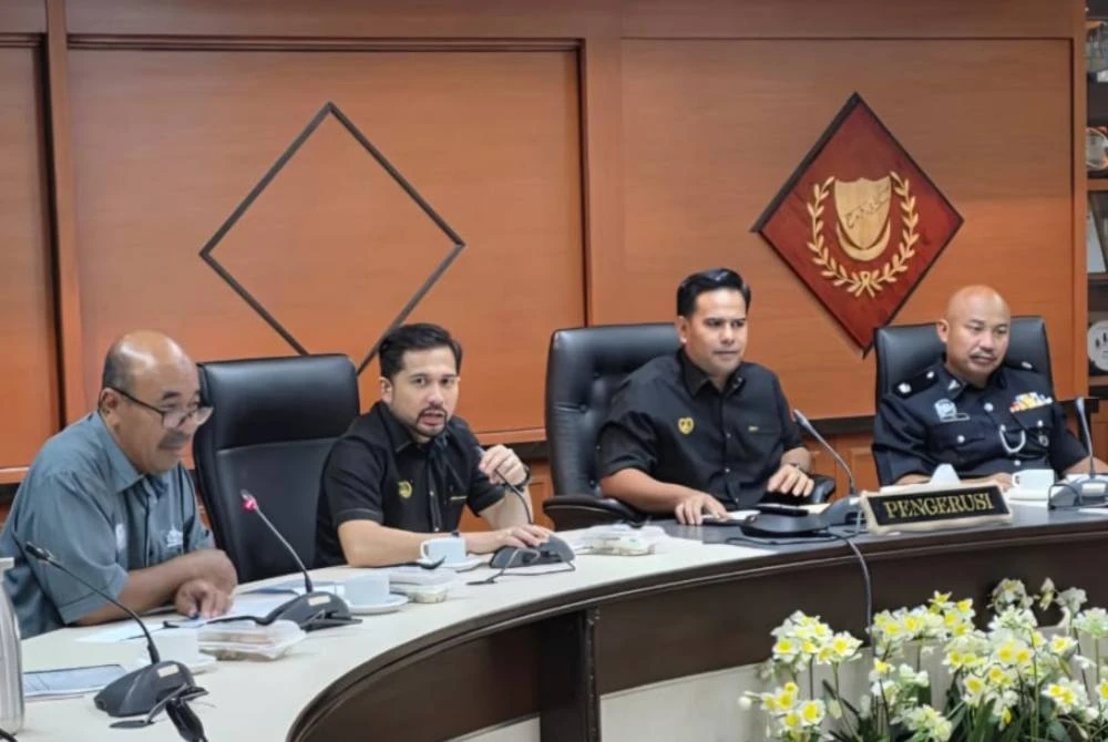 Muhd Haired (dua dari kanan) mempengerusikan mesyuarat penyelarasan Kedah Surfcasting Challenge di Sungai Petani.