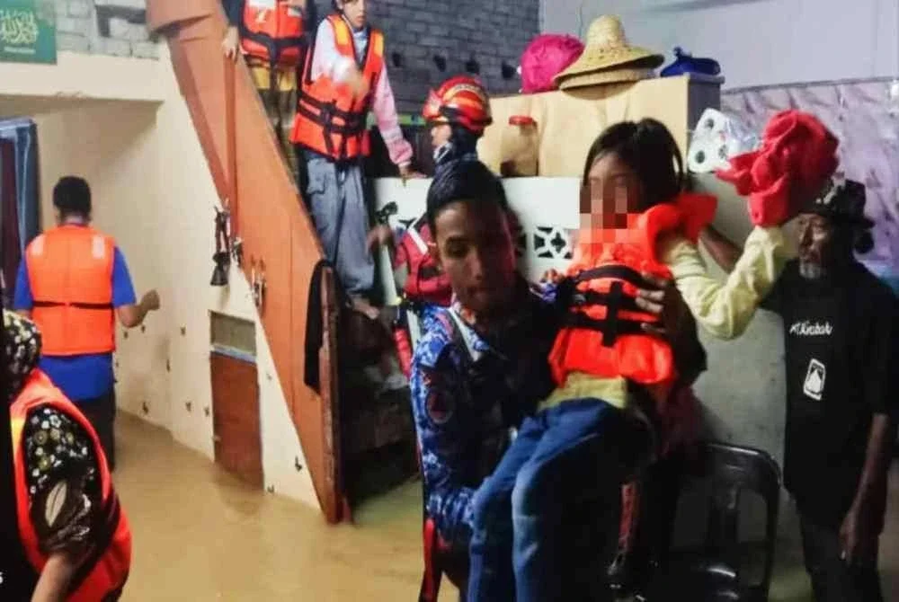 APM memindahkan mangsa terjejas di Kubang Pasu. Foto APM