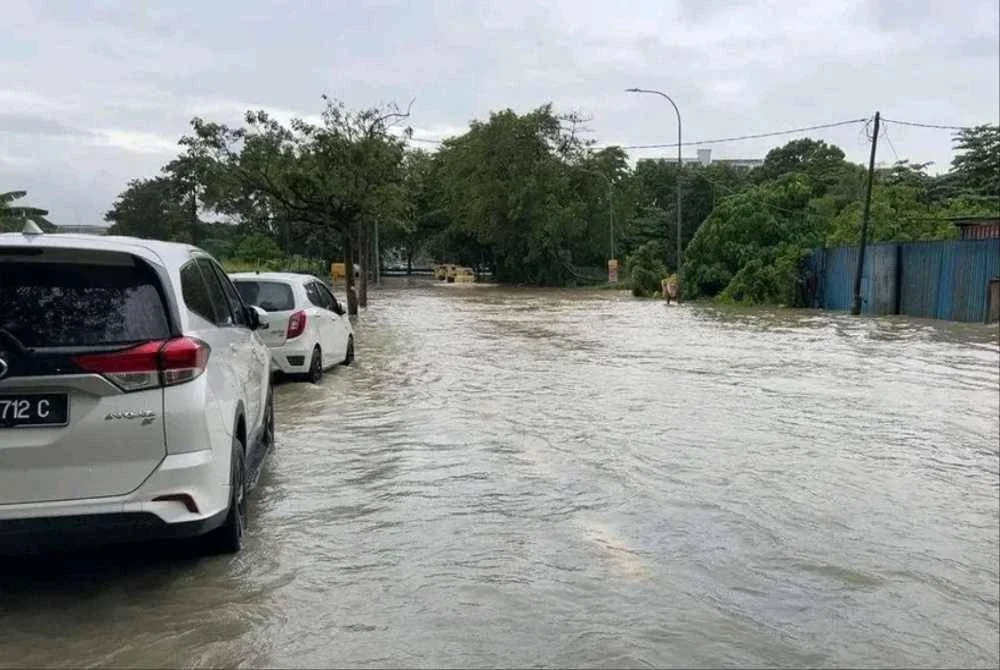 Jalan Batu Tiga Lama menghala ke Taman Mesra, Seksyen U1 ditutup selepas paras air naik secara mendadak.