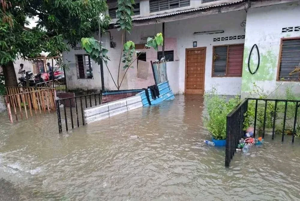 Sebahagian rumah di Jalan Sentosa Seksyen 25 di sini dilimpahi air berikutan hujan berterusan.

