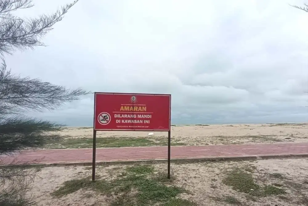 Papan tanda amaran larangan mandi-manda dipasang di Pantai Batu Buruk, Kuala Terengganu sebagai peringatan kepada pengunjung agar tidak melakukan aktiviti air terutama sepanjang musim MTL.