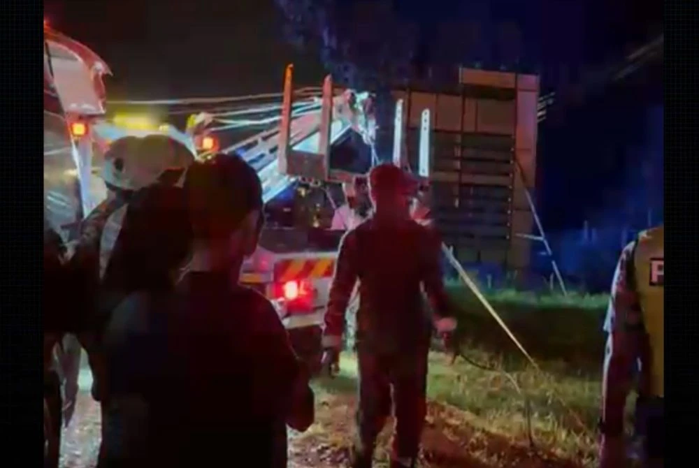 Kereta jenis Nissan Almera yang dinaiki mangsa berjaya dinaikkan dan mangsa ditemui di tempat duduk pemandu serta disahkan meninggal dunia.