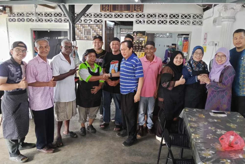 Ahmad (enam dari kanan) bertemu penduduk di Kampung Parit Masjid Pontian pada Isnin.