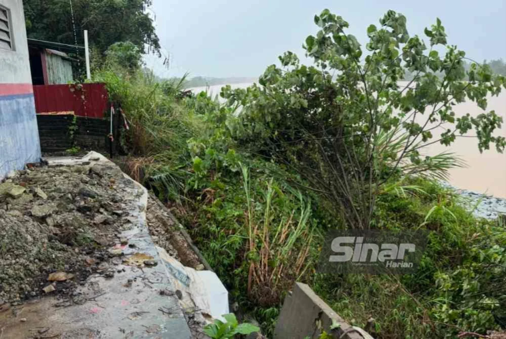 Runtuhan turut membabitkan tanah di belakang pencawang elektrik. Foto: ADILA SHARINNI WAHID