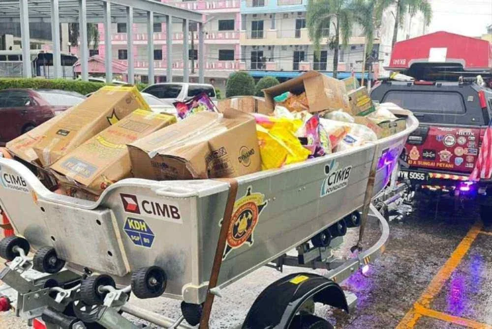 Barangan yang dibawa PBS bagi membantu mangsa terkandas. Foto: PBS