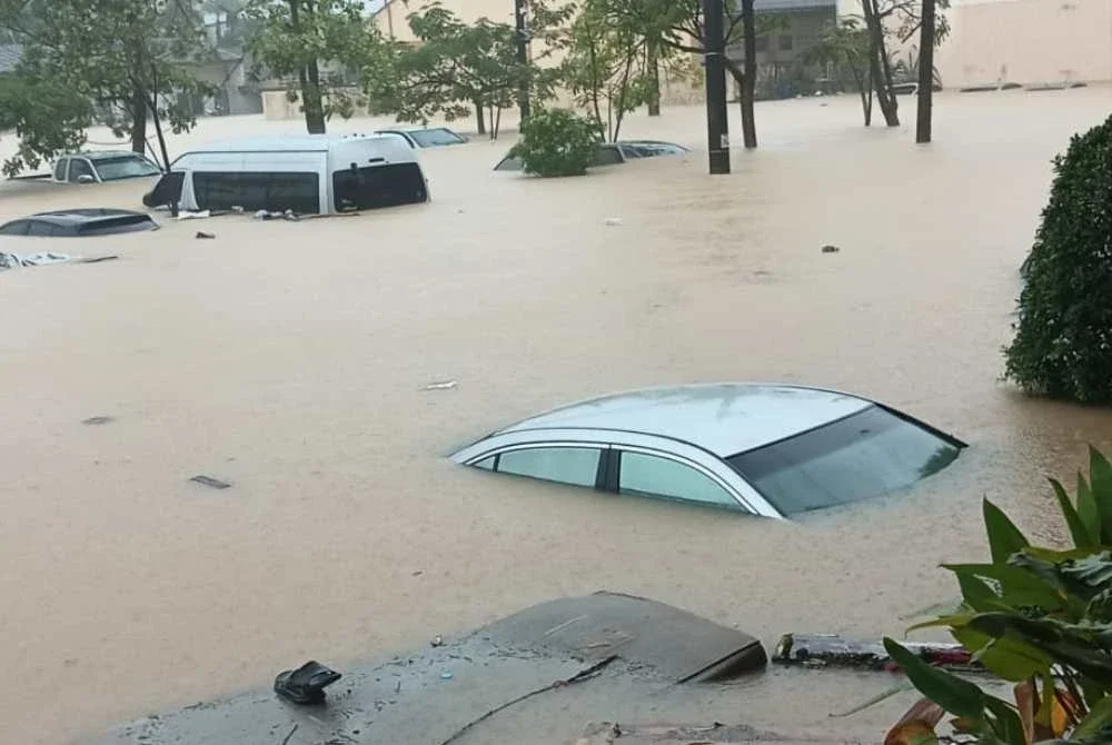Hujan yang tidak berhenti sejak Ahad menyebabkan paras air terus naik dan menenggelamkan beberapa kenderaan yang sebelum ini masih kelihatan. Foto: DR BAHARIN BAHAROM