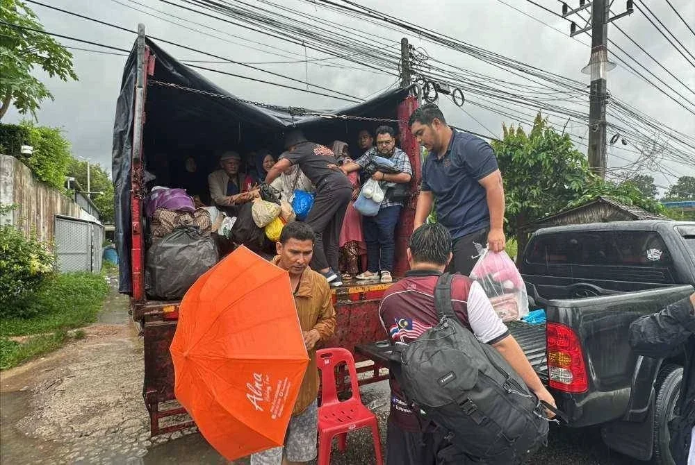 Lori yang membawa rombongan Rumah Ngaji Komuniti Teluk Muroh meredah hampir 10 kilometer laluan banjir sebelum berjaya tiba di sempadan Padang Besar sekitar jam 6 petang.