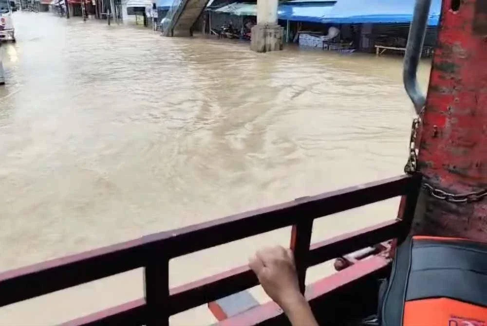 Hanya kenderaan berat seperti lori mampu meredah laluan yang ditenggelami air dalam usaha membawa pelancong Malaysia ke pintu sempadan untuk pulang ke tanah air.