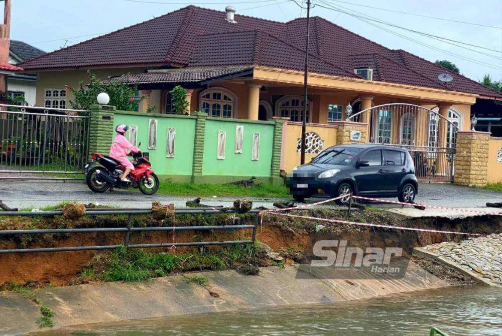 Lebih 1,000 penduduk di Jalan Kubur Maras, Kampung Langgar di Kota Bharu berdepan ancaman keselamatan apabila tebing alur di sini runtuh akibat hujan lebat. Foto: HAZELEN LIANA KAMARUDIN