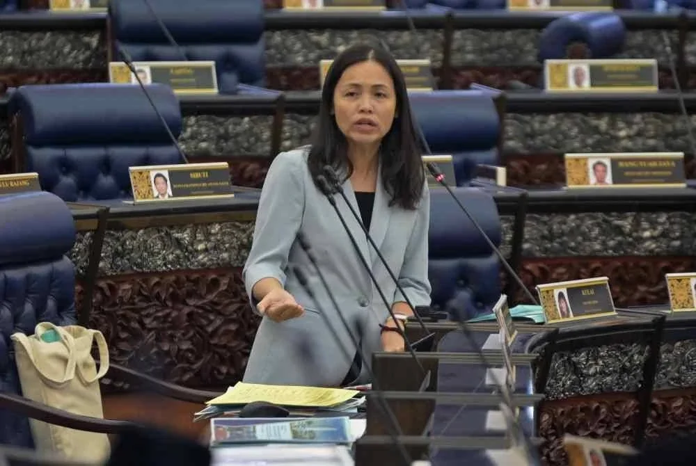 Nie Ching menjawab soalan ketika Mesyuarat Ketiga, Penggal Keempat Majlis Parlimen ke-15 Dewan Rakyat di Bangunan Parlimen, pada Isnin. Foto Bernama 