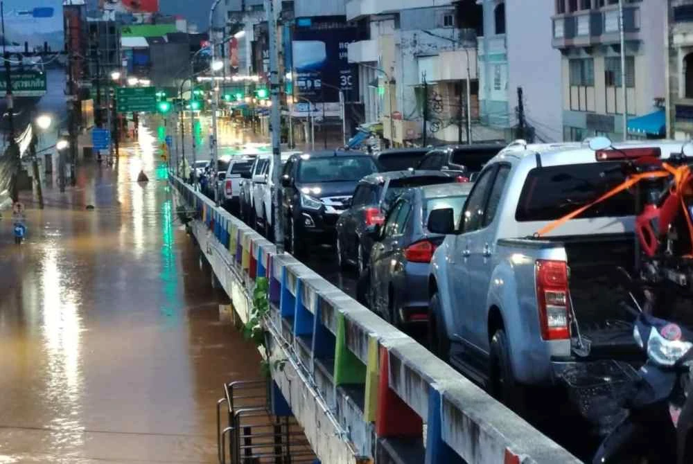 Jerai berkongsi gambar dipercayai kereta yang diparkir di jejambat berdekatan Balai Polis Besar Hatyai.