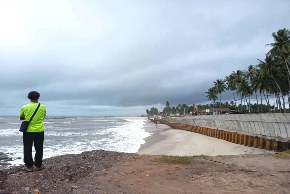 Sebelum ini tular di media sosial projek pembinaan laluan tersebut mengalami kerosakan akibat ombak besar dan angin kuat yang melanda susulan MTL. 