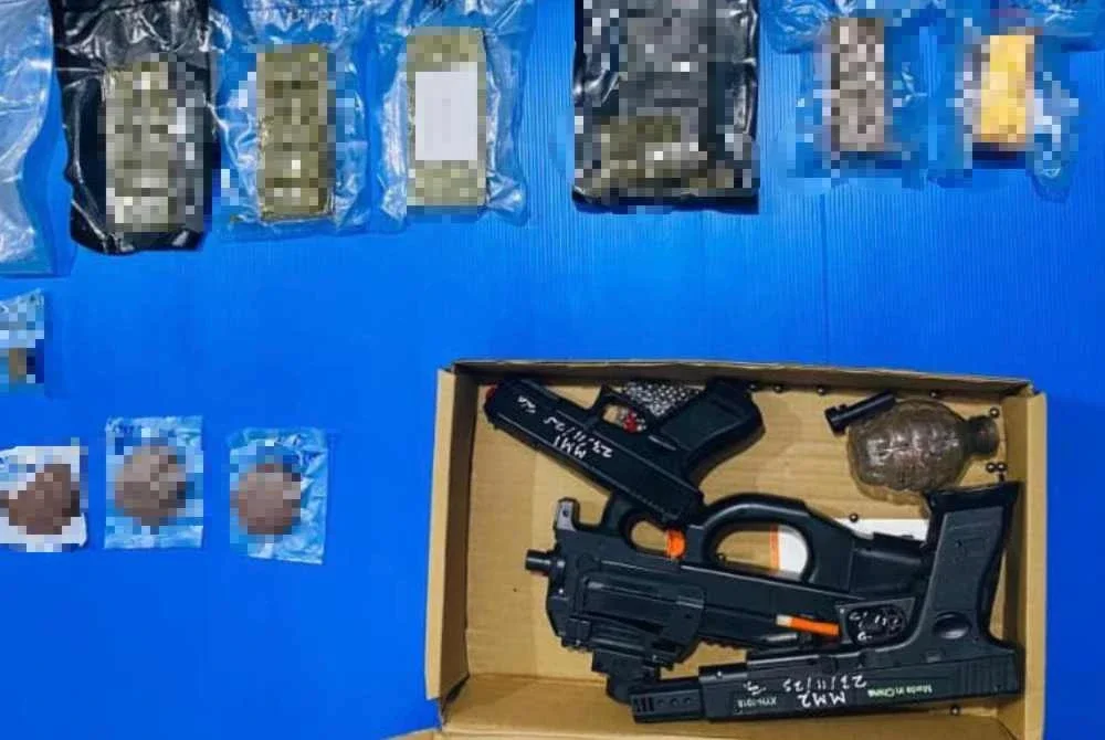 Bekalan ganja dan pistol tiruan yang dirampas susulan penahanan jurutera kilang di Kampung Sungai Karang Darat di sini pada Ahad. Foto: Polis Kuantan
