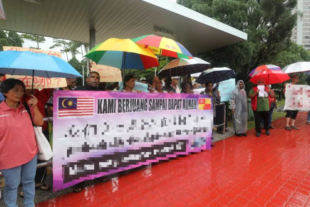 Sebahagian penduduk Kampung Papan Pandamaran mengadakan bantahan di luar pekarangan Bangunan SAAS pada Isnin.