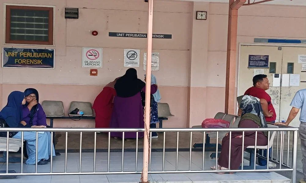 Ahli keluarga berada di Unit Forensik Hospital Sultanah Nora Ismail Batu Pahat. 