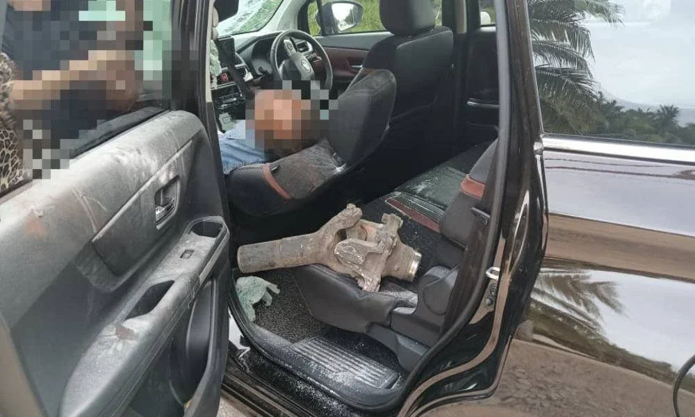 Besi penyambung 'longshaft' yang tercabut dari sebuah lori terkena muka mangsa. 