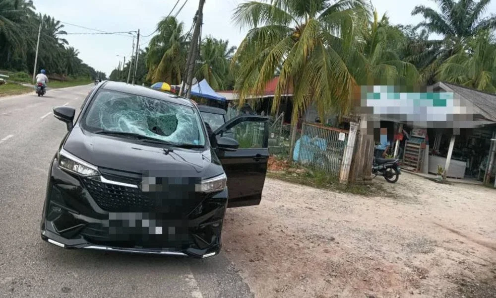 Keadaan cermin hadapan Perodua Alza pecah selepas besi tercabut dan menghentam mangsa. - Foto tular