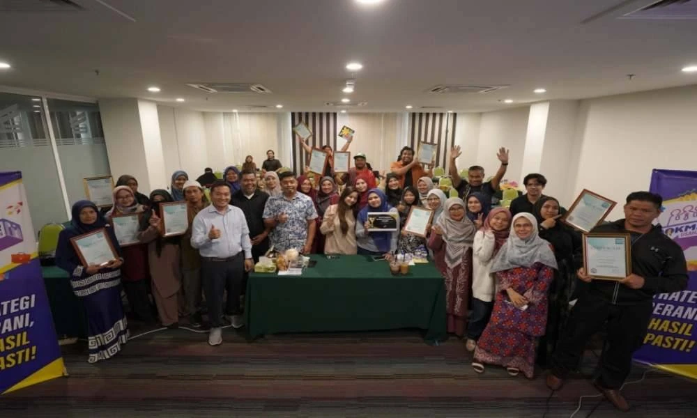 Peserta Bengkel 'Aokmer Usahawan' dari Lepar bergambar bersama jurulatih dan penceramah jemputan selepas selesai program.