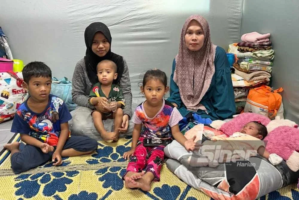 Roslinda sekeluarga berlindung di PPS selepas rumah mereka dinaiki air.