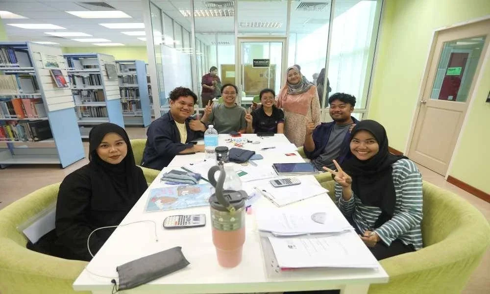 Mazmin bersama pelajar UniMAP yang menggunakan kemudahan di PTSFP. 