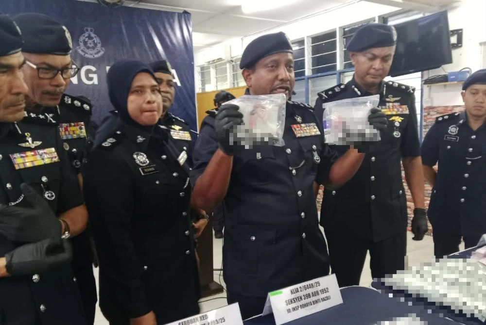 Hussein (tiga dari kanan) menunjukkan antara dadah yang dirampas susulan tangkapan seorang individu pada 20 November lalu.