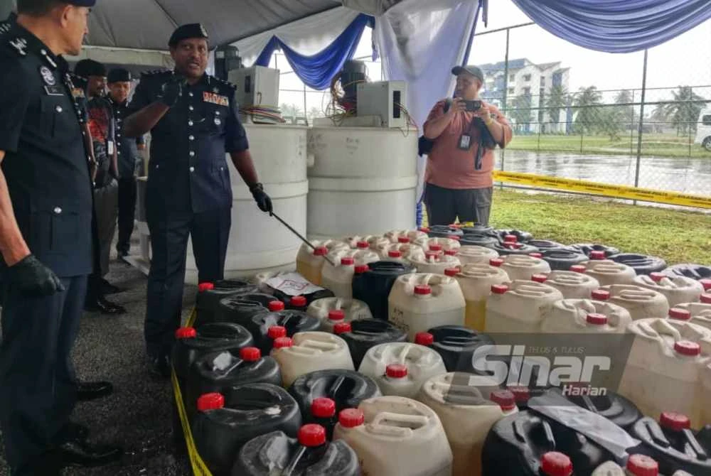 Hussein (tengah) menunjukkan antara rampasan dilakukan menerusi serbuan dalam operasi 19 November lalu.