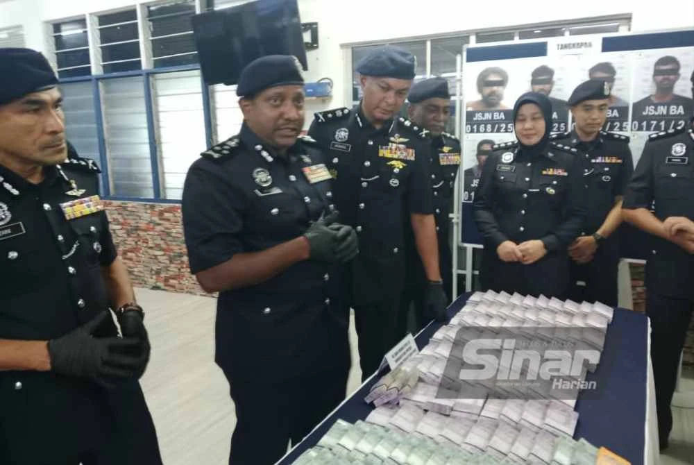 Hussein (dua, kiri) menunjukkan barang yang dirampas dalam serbuan dijalankan.