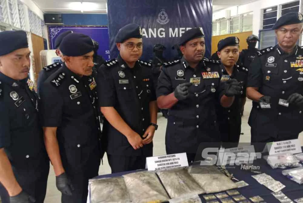 Hussein menunjukkan antara yang dirampas dalam serbuan dijalankan.