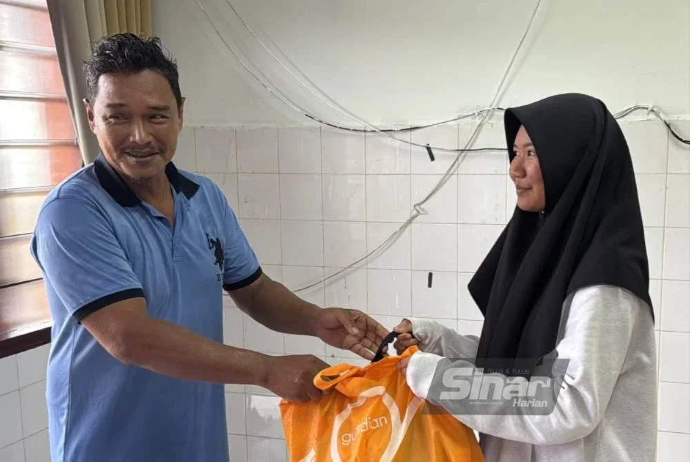 Mohamad Zahir menghantar keperluan anaknya untuk persediaan menghadapi SPM.