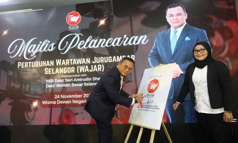 Amirudin menandatangani plak perasmian semasa Pelancaran WAJAR pada Isnin.