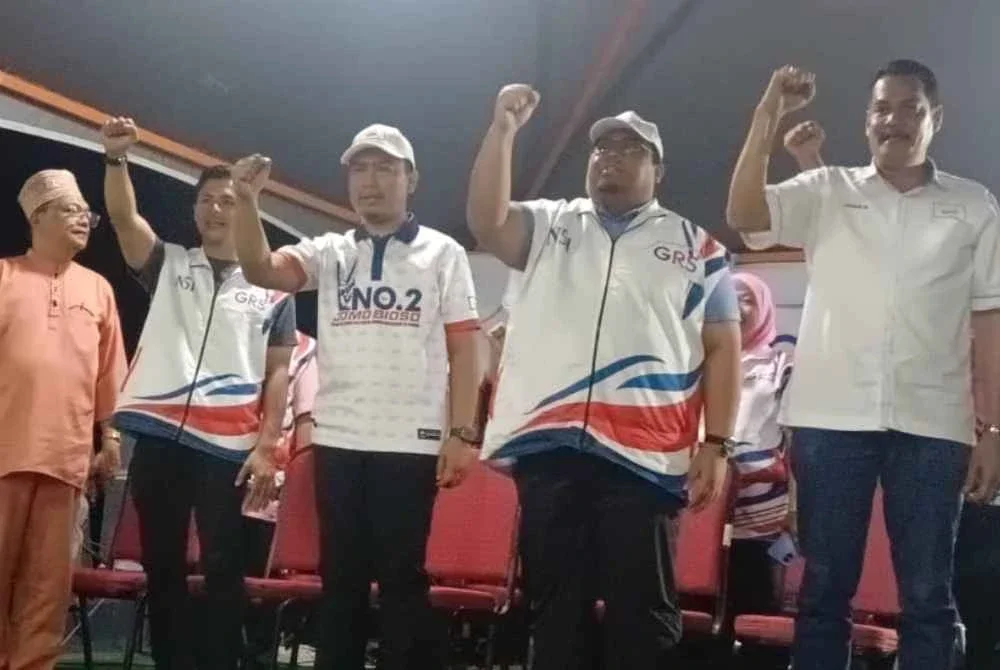 Hazem (dua dari kanan) berkata, sokongan jelas dilihat melalui sambutan rakyat pada setiap program dianjurkan GRS.