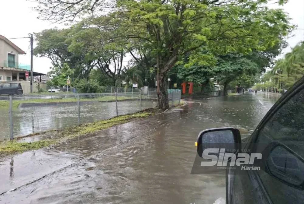Keadaan air melimpah di Persiaran Jubli Perak pada Isnin.