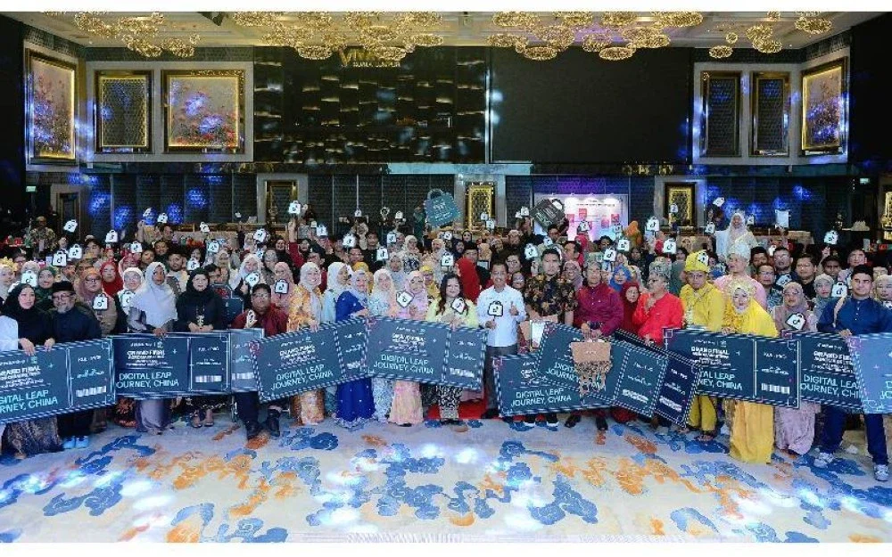 Abdul Rashid bergambar bersama para penerima anugerah pada Majlis Perasmian Penutup Grand Final Agromarketing Masterclass TikTok Shop Edition 2025 pada Ahad. 