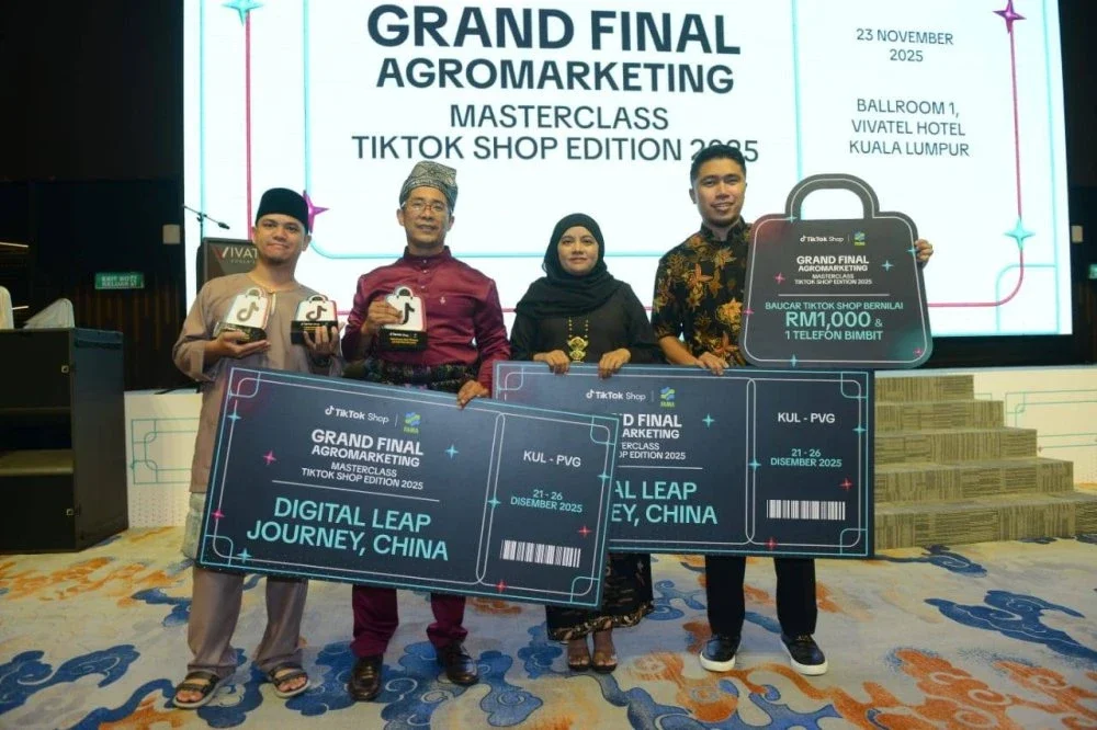 Para pemenang Grand Final Agromarketing Masterclass TikTok Shop Edition 2025 bergambar bersama hadiah kemenangan.