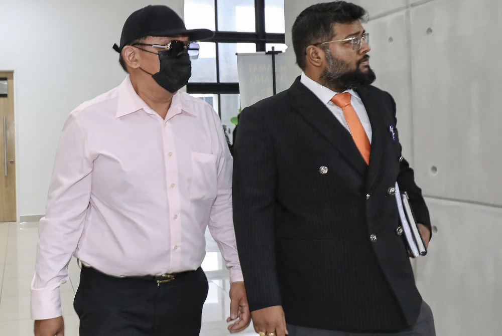 Kian Keow (kiri) pada Isnin mengaku tidak bersalah di Mahkamah Sesyen Ampang atas dua pertuduhan melakukan amang seksual fizikal terhadap seorang remaja perempuan, empat tahun lepas. Foto Bernama