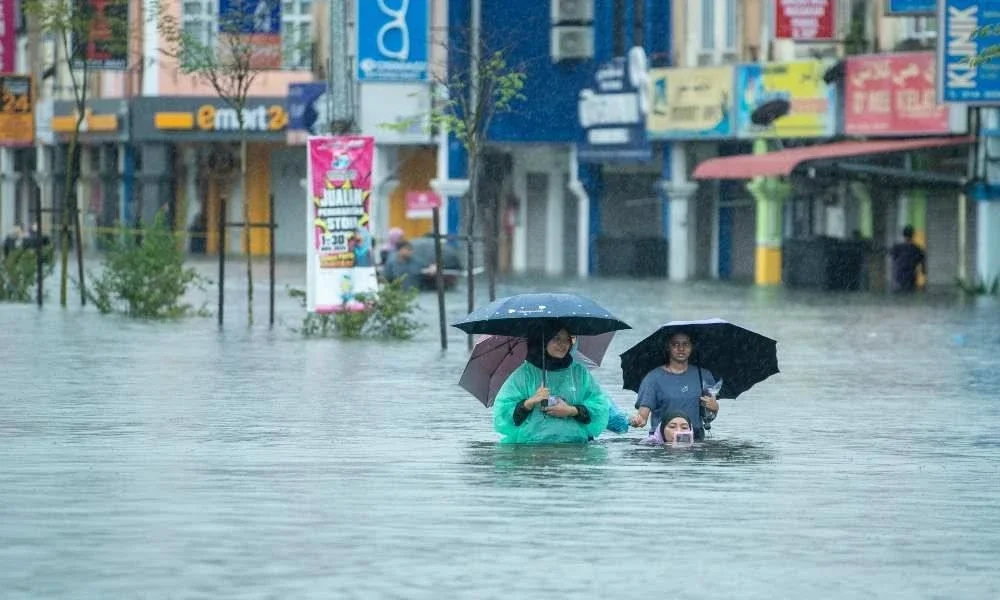 Keadaan banjir di Kelantan selepas hujan lebat tanpa henti sejak Sabtu. Foto Bernama