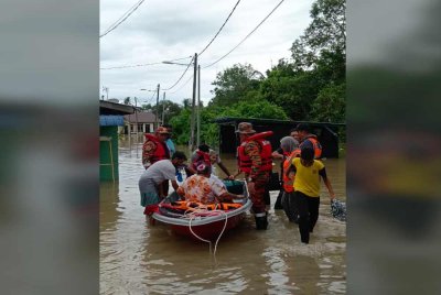 Seramai 242 mangsa daripada 57 keluarga terpaksa dipindahkan ke empat PPS di dua daerah di Pulau Pinang susulan banjir yang melanda sejak petang Ahad.