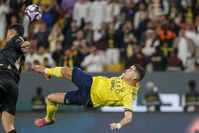 Ronaldo meledak gol melalui sepakan gunting ketika aksi Al-Nassr menentang Al-Khaleej pada Isnin. Foto AFP