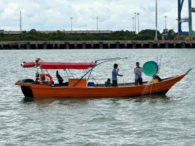 Bot dinaiki tiga warga inidvidu yang merupakan warga tempatan sebelum itu dikesan bergerak dalam keadaan mencurigakan sebelum dihampiri dan diperiksa anggota Maritim Malaysia.