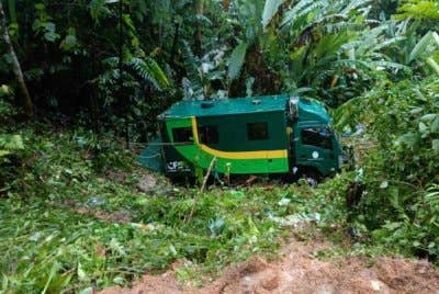 Kenderaan milik Jabatan Perhutanan Peram hilang kawalan sebelum terbabas ke kiri jalan dan berpusing beberapa kali lalu terjatuh ke dalam gaung sedalam lima meter. Foto: JBPM Perak