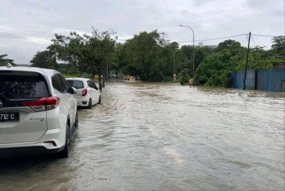 Jalan Batu Tiga Lama menghala ke Taman Mesra, Seksyen U1 ditutup selepas paras air naik secara mendadak.