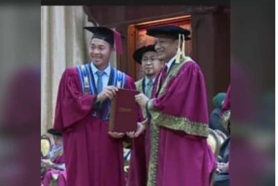 Henry (kiri) semasa menghadiri Majlis Konvokesyen di UTM, Johor.