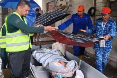 Empat anggota APM bersama sebuah ambulans digerakkan ke lokasi sejurus menerima aduan. Foto: APM