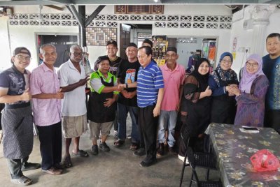 Ahmad (enam dari kanan) bertemu penduduk di Kampung Parit Masjid Pontian pada Isnin.