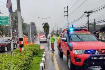 Pasukan PBS terpaksa berhenti di Danok berikutan laluan ke Hatyai ditenggelami air. Foto: PBS