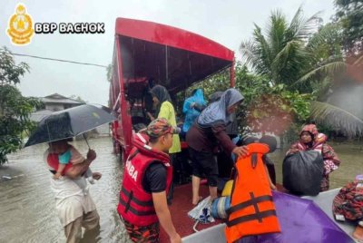 Banjir kali ini amat berbeza kerana lazimnya kawasan perumahan hanya dinaiki air seketika sebelum surut dengan cepat, namun hujan yang tidak berhenti sejak Jumaat menyebabkan air melimpah masuk ke dalam rumah dengan cepat. Foto ihsan BBP Bachok 