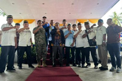 Mohamed Khaled (depan, empat dari kiri) ketika merasmikan Program Semarak ATM Bersama Komuniti Pulau Banggi, Kudat pada Isnin.