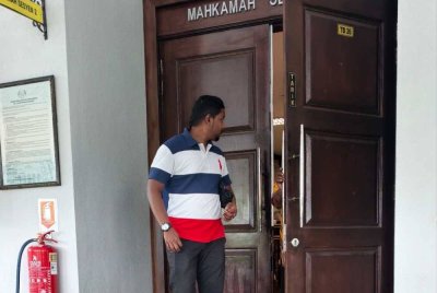 Seorang juruteknik diperintah membela diri di Mahkamah Sesyen di sini pada Isnin atas pertuduhan menunjukkan kemaluan kepada kanak-kanak perempuan berusia 14 tahun 6 bulan di perhentian bas sekolah.